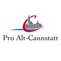 Das Logo von Pro Alt-Cannstatt zeigt eine stilisierte graue Skyline mit einem Turm, einer blauen Linie darunter und einer roten geschwungenen Linie darüber sowie den Text „Pro Alt-Cannstatt“ darunter – ein Spiegelbild des Stuttgarter Klassik-Charmes und der Konzertkultur.