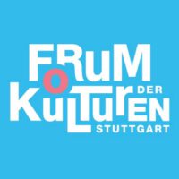 Weißer Text auf himmelblauem Hintergrund lautet „Forum der Kulturen Stuttgart“. Das Wort „Forum“ zeichnet sich durch einen verspielten rosa Kreis im O und verschiedene Buchstabengrößen aus und erinnert so an die lebendige Atmosphäre eines klassischen Konzerts oder einer Klavieraufführung.