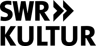 Der fette schwarze Text auf weißem Hintergrund lautet SWKULTUR in Großbuchstaben, wobei das W mit pfeilartigen Formen nach rechts zeigt. Darunter steht KULTUR in einer helleren Schriftart, die den Geist der klassischen Konzerte mit weltweit renommierten Künstlern in Stuttgart widerspiegelt.