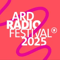 Weißer, fetter Text mit der Aufschrift ARD RADIO FESTIVAL 2025 steht mittig auf einem korallenroten Hintergrund mit einer rosafarbenen Wellenlinie, die sich durch das Bild schlängelt und Klassische Konzerte mit weltweit renommierten Künstlern in Stuttgart hervorhebt. Oben rechts ist ein kleines Logo zu sehen.